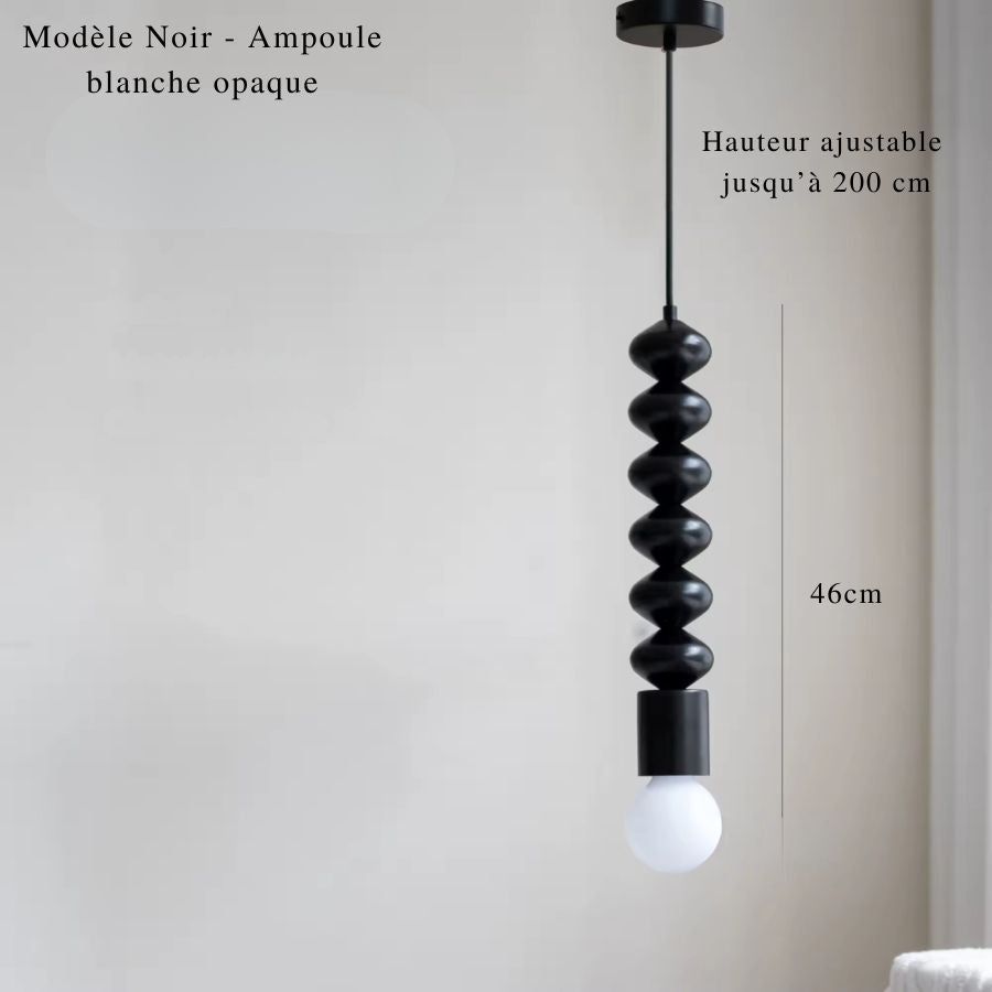 Silhouette noire sculpturale et ampoule blanche pour une suspension moderne au design minimaliste et épuré