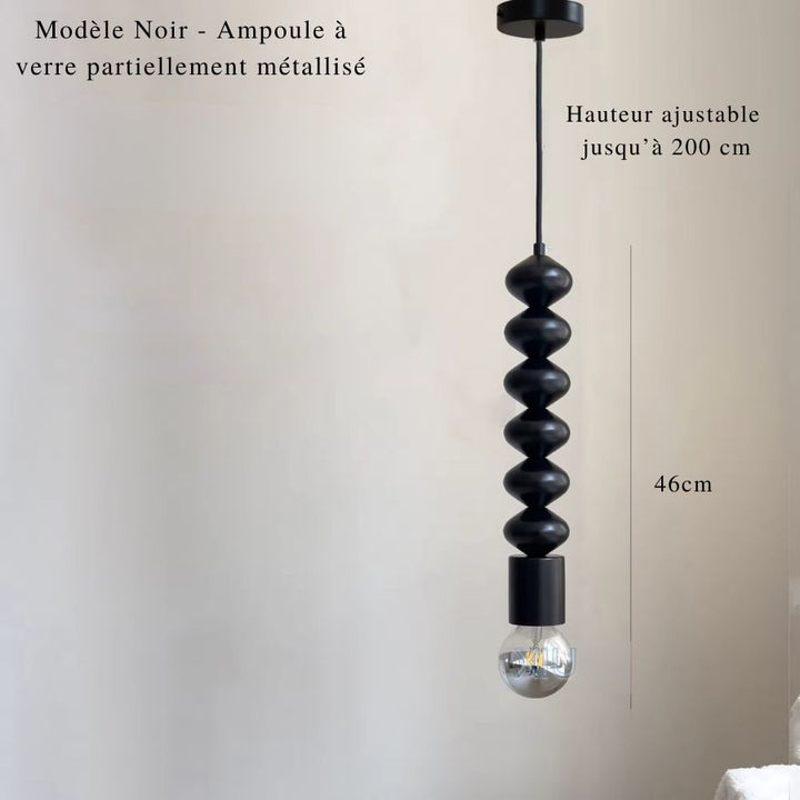Suspension totem noire à ampoule partiellement métallisée, au style contemporain, graphique et sculptural