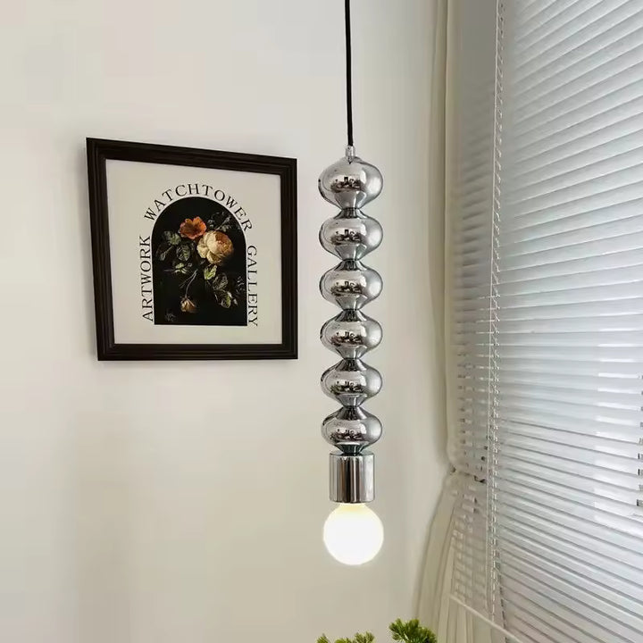 Suspension totem en métal chromé à formes sculpturales, au style contemporain, design et artistique