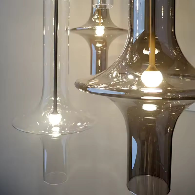 Suspension totem sculpturale en verre fumé aux formes élancées, dans un style contemporain et artistique