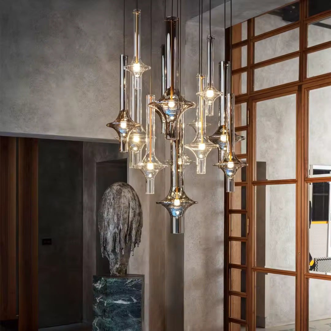 Suspension totem en verre sculptural composée en cascade, au style design spectaculaire pour grande hauteur