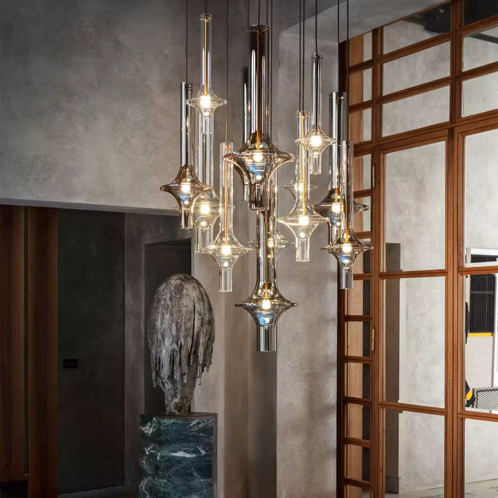 Suspension totem en verre sculptural composée en cascade, au style design spectaculaire pour grande hauteur