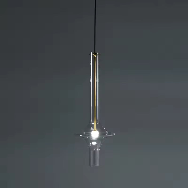 Suspension totem en verre transparent au profil élancé, avec silhouette sculpturale et design minimaliste contemporain