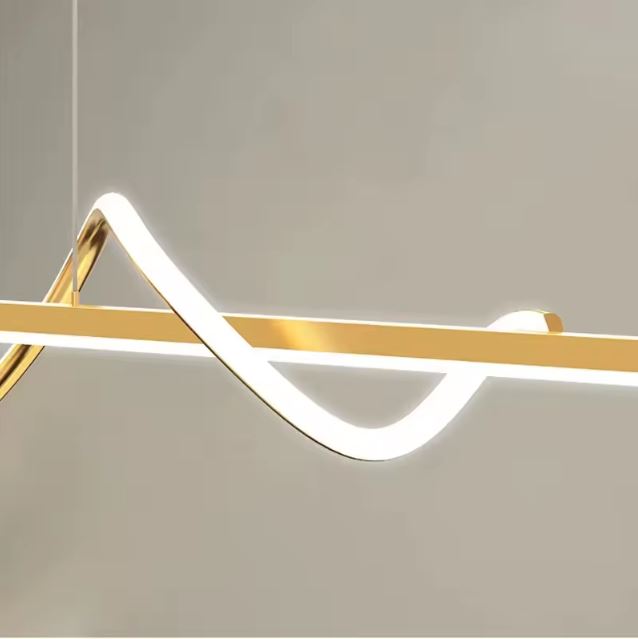 Zoom sur une suspension tourbillon LED dorée, au design sculptural et lumineux idéal pour une ambiance moderne raffinée.