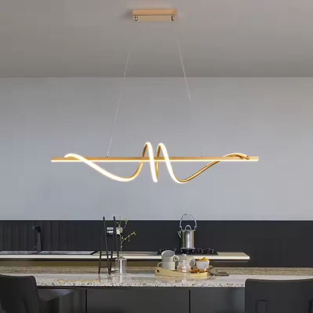 Suspension tourbillon dorée avec éclairage LED, idéale pour une cuisine moderne au style épuré et raffiné.