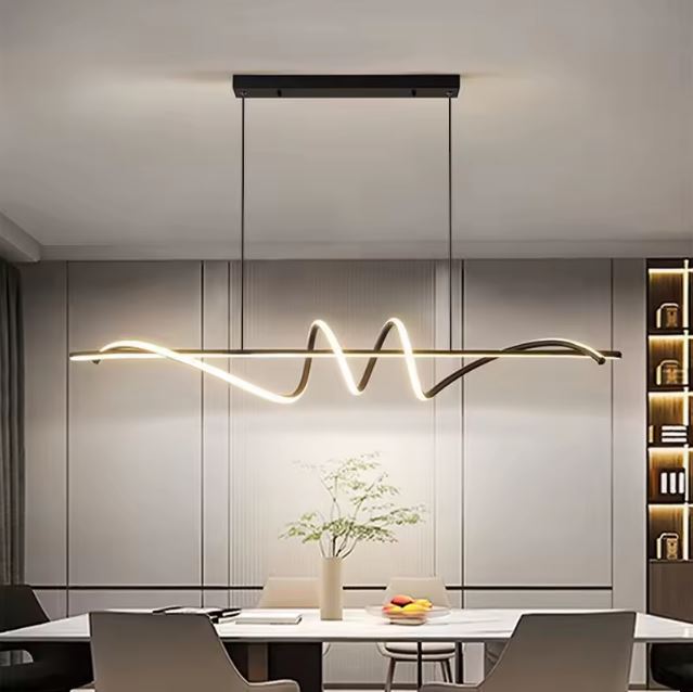 Suspension tourbillon noire au design contemporain, idéale pour sublimer une salle à manger épurée ou un intérieur minimaliste chic.
