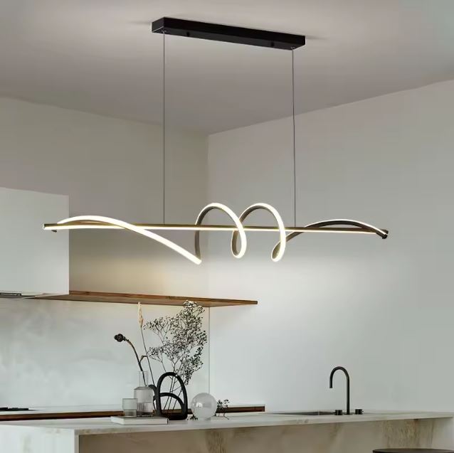 Suspension tourbillon noire élégante avec éclairage LED, idéale au-dessus d’un îlot de cuisine moderne au style épuré et contemporain.