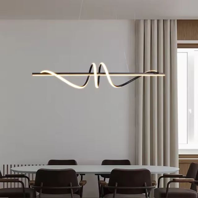 Suspension tourbillon noire avec lumière LED intégrée, parfaite pour une salle à manger contemporaine au design épuré et minimaliste.
