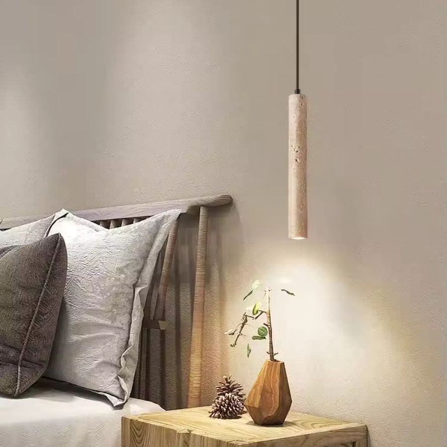 Suspension en travertin près d’un chevet en bois dans une chambre naturelle au style épuré et chaleureux