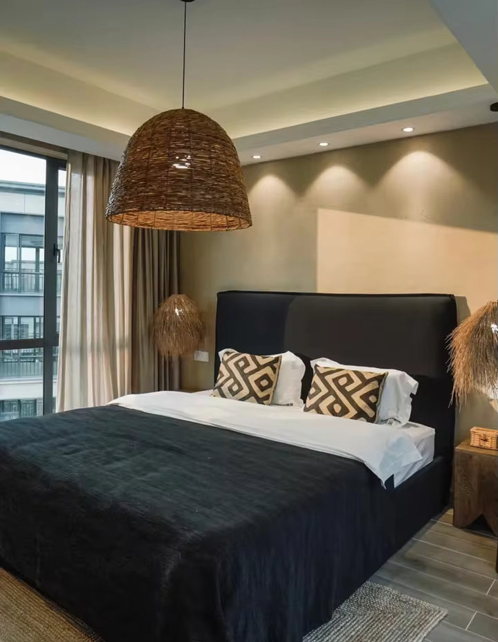 Suspension tressée en fibre naturelle au style bohème chaleureux, installée au centre d’une chambre contemporaine