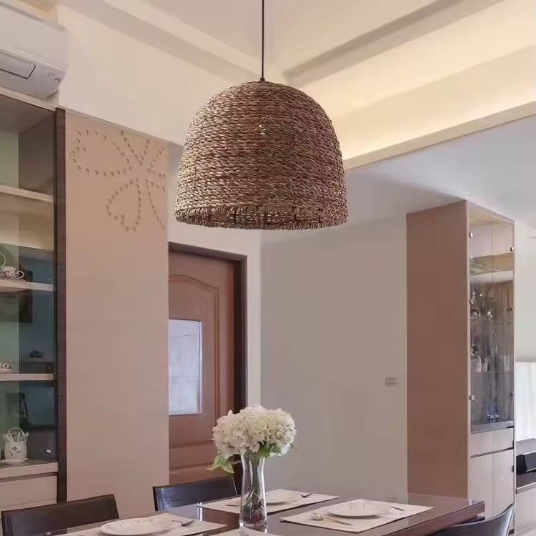 Suspension tressée en fibre naturelle en forme de dôme, au style bohème chic dans une salle à manger contemporaine