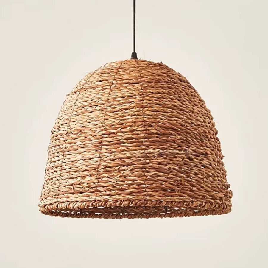 Suspension tressée en fibre naturelle en forme de dôme, au tressage artisanal et au style bohème authentique