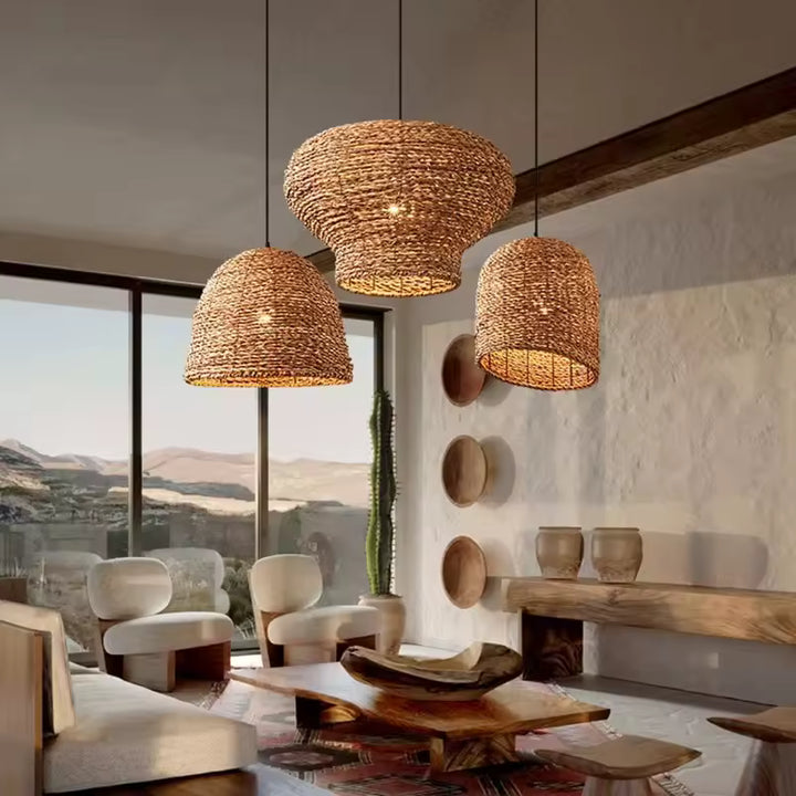 Suspensions tressées en fibre naturelle aux volumes sculpturaux, dans un salon chaleureux au style organique