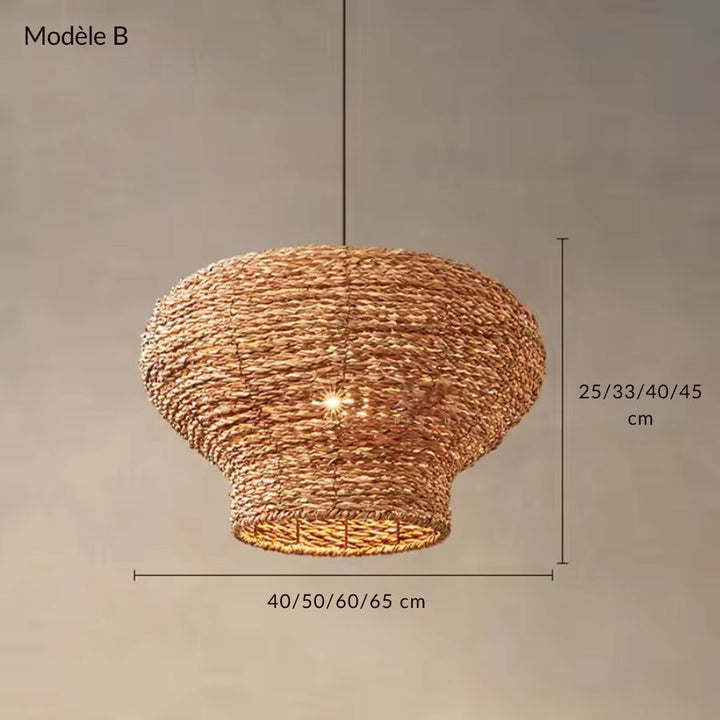 Suspension tressée en fibre naturelle modèle B, au volume sculptural évasé et disponible en quatre dimensions