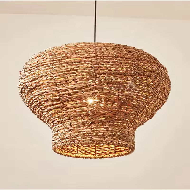 Suspension tressée en fibre naturelle au volume arrondi, avec un style artisanal chaleureux et authentique