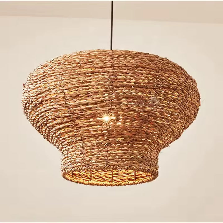 Suspension tressée en fibre naturelle au volume arrondi, avec un style artisanal chaleureux et authentique