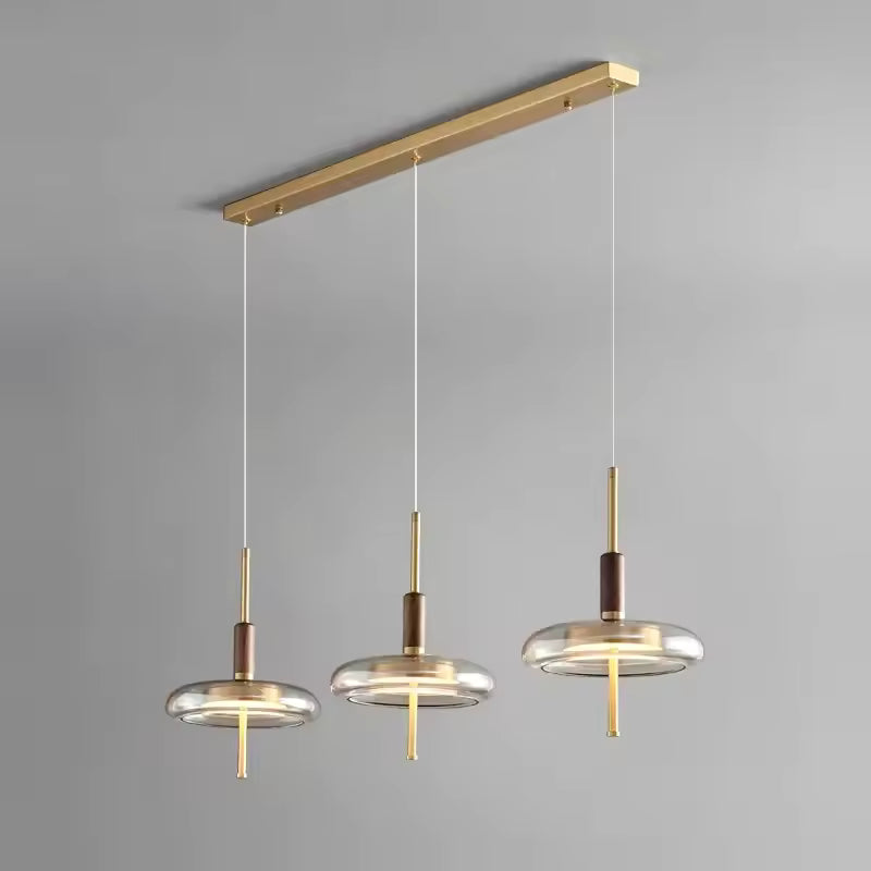 Suspension linéaire à trois anneaux de verre, détails en bois et laiton doré au design contemporain raffiné