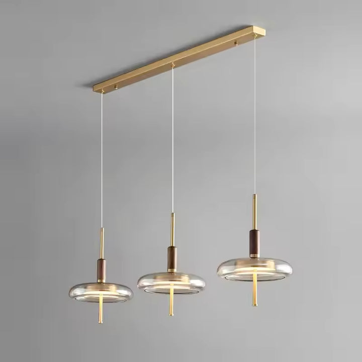 Suspension linéaire à trois anneaux de verre, détails en bois et laiton doré au design contemporain raffiné
