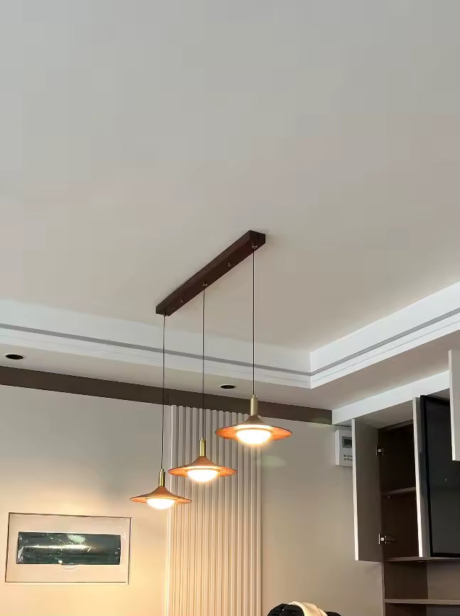 Suspension triple effet bois à soucoupes rétro éclairées, disposées en cascade dans un intérieur contemporain