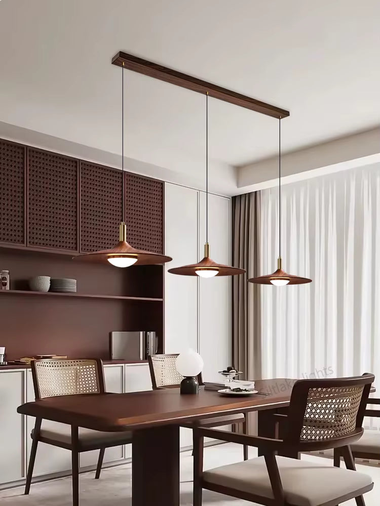 Suspension triple effet bois à abat-jour soucoupe au style rétro années 60 dans une salle à manger contemporaine