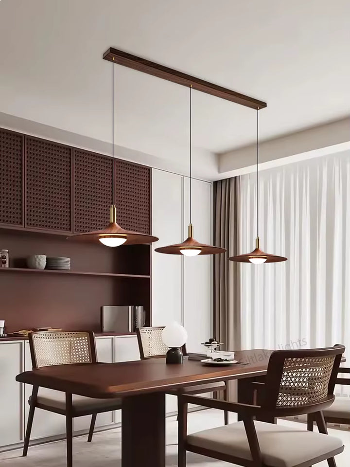 Suspension triple effet bois à abat-jour soucoupe au style rétro années 60 dans une salle à manger contemporaine