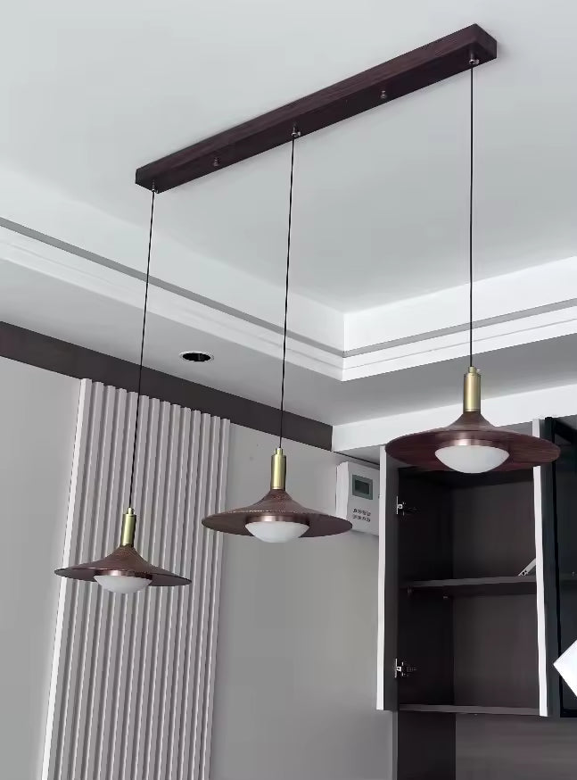 Suspension triple en métal effet bois aux formes soucoupe rétro, avec détails dorés et inspiration vintage années 60