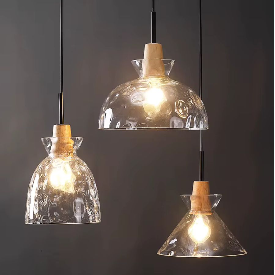 Suspension triple en verre ondulé et bois avec abat-jour sculptés variés, au style moderne et décoratif
