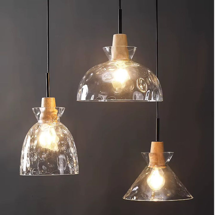 Suspension triple en verre ondulé et bois avec abat-jour sculptés variés, au style moderne et décoratif