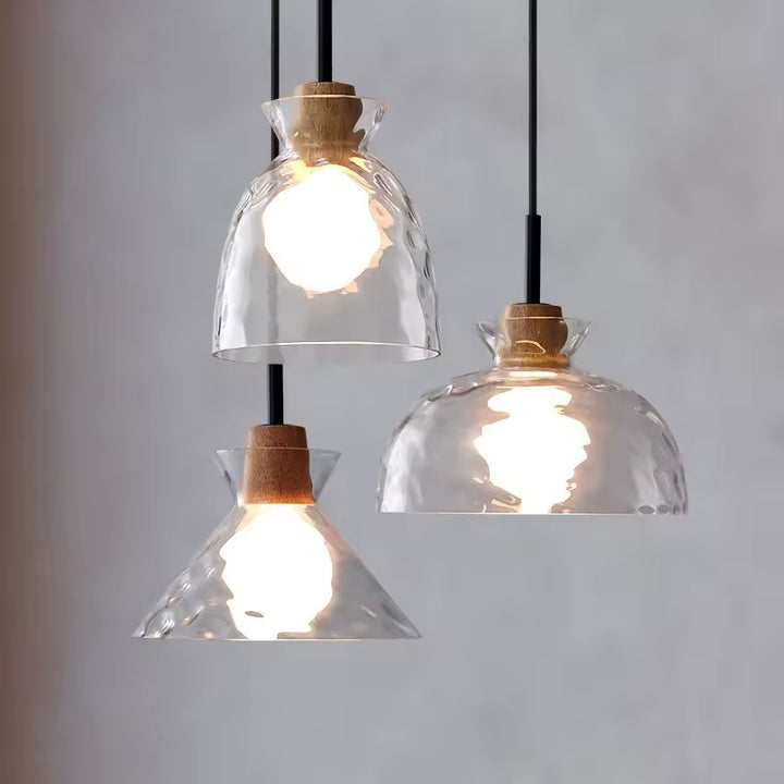 Suspension triple en verre ondulé et bois aux abat-jour sculptés variés, dans un esprit design organique