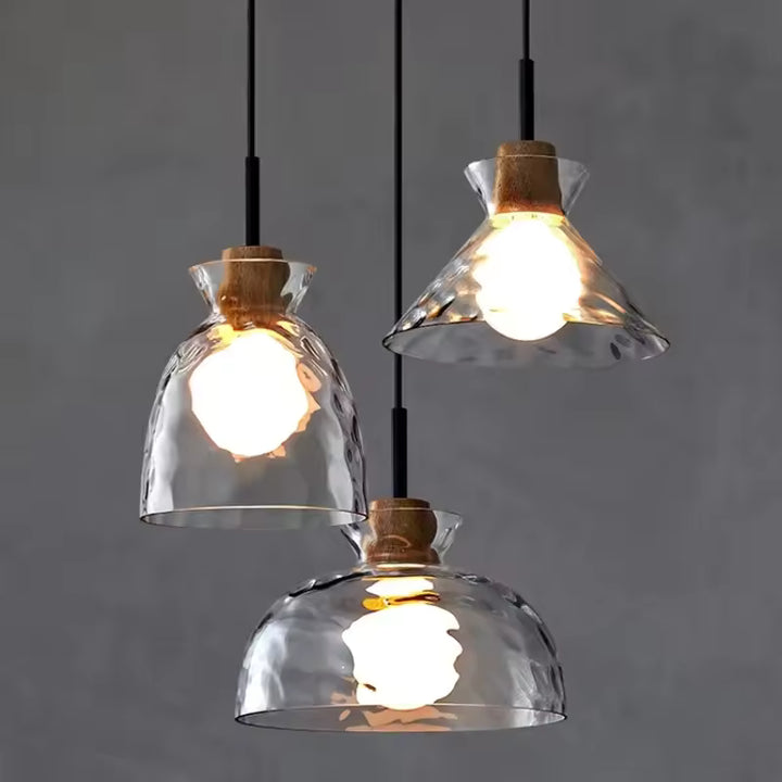 Suspension triple en verre ondulé et bois aux silhouettes sculptées variées, dans un esprit design contemporain