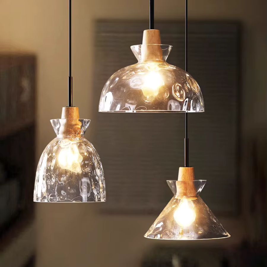 Suspension triple en verre ondulé et bois aux formes variées, diffusant une lumière chaude au style organique raffiné
