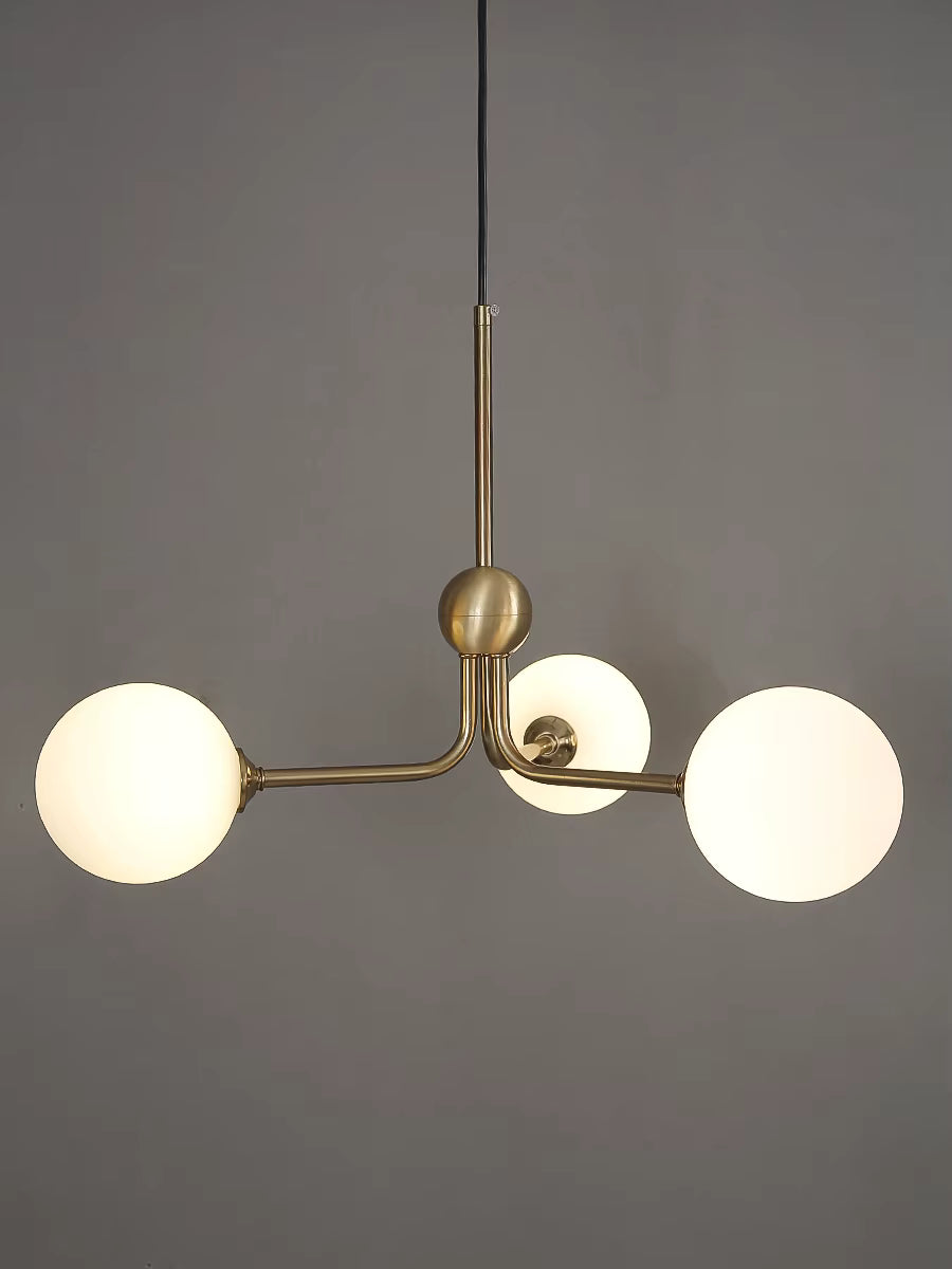 Suspension rétro à trois globes lumineux en verre opalin et structure dorée inspirée du design des années 50 et 60
