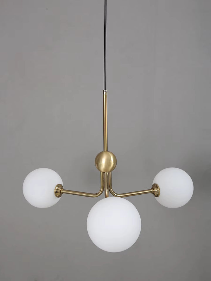 Suspension tripode dorée à trois globes en verre opalin au design mid-century élégant et graphique