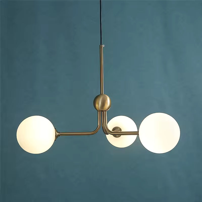Suspension tripode vintage à trois globes en verre opalin et structure dorée, inspirée du design mid-century