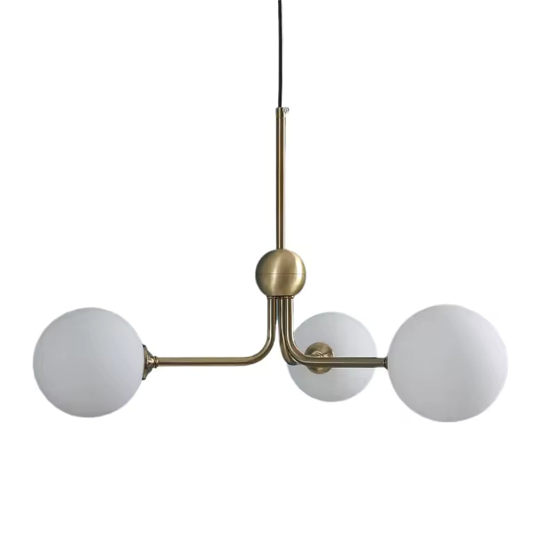 Suspension tripode minimaliste à trois globes en verre opalin blanc et structure dorée aux lignes graphiques