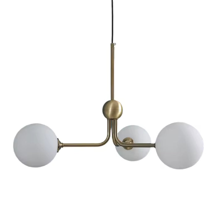 Suspension tripode minimaliste à trois globes en verre opalin blanc et structure dorée aux lignes graphiques