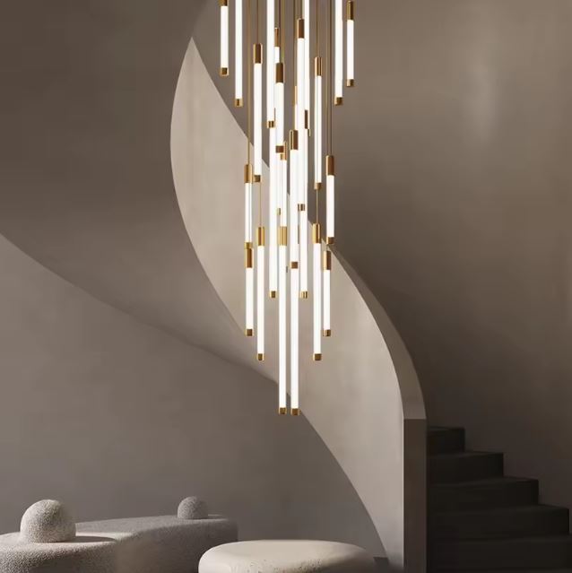 Suspension tube design raffinée sublimant un escalier en colimaçon dans un intérieur luxueux à l’esthétique sculpturale.