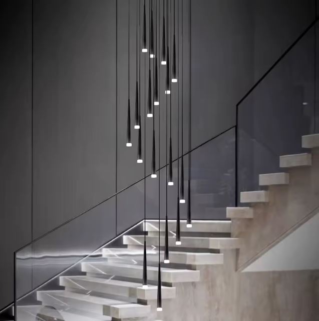 Suspension tube design noire avec LED pour escalier flottant en verre, parfaite pour un intérieur minimaliste et architectural.