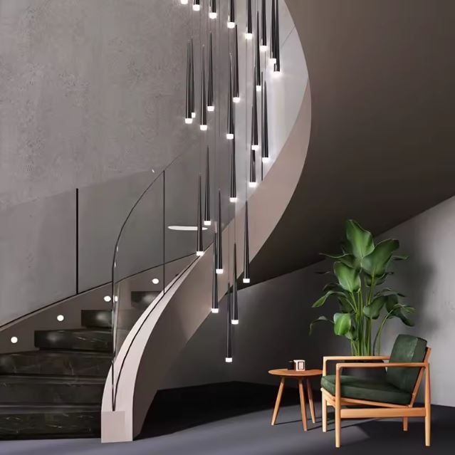 Suspension tube design noire en cascade LED, parfaite pour escalier en colimaçon et ambiance moderne à l’architecture sculpturale.