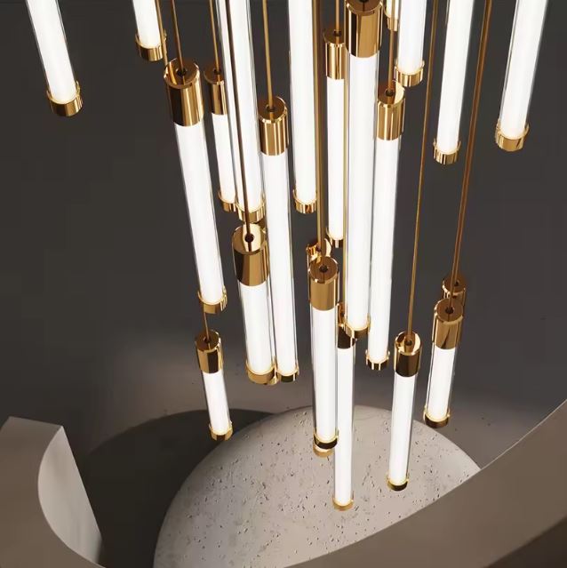 Suspension tube design en spirale, parfaite pour un intérieur contemporain et un effet architectural saisissant.