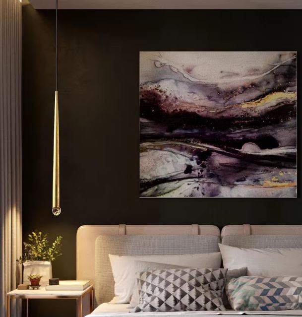 Suspension tube doré mise en valeur avec un tableau décoratif, parfaite pour une chambre moderne et artistique.