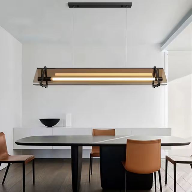 Suspension tube néon moderne suspendue au-dessus d'une table élégante dans une salle à manger minimaliste.