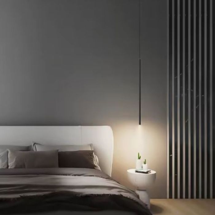 Suspension tube noir dans une chambre au style contemporain et épuré, parfaite en éclairage de chevet