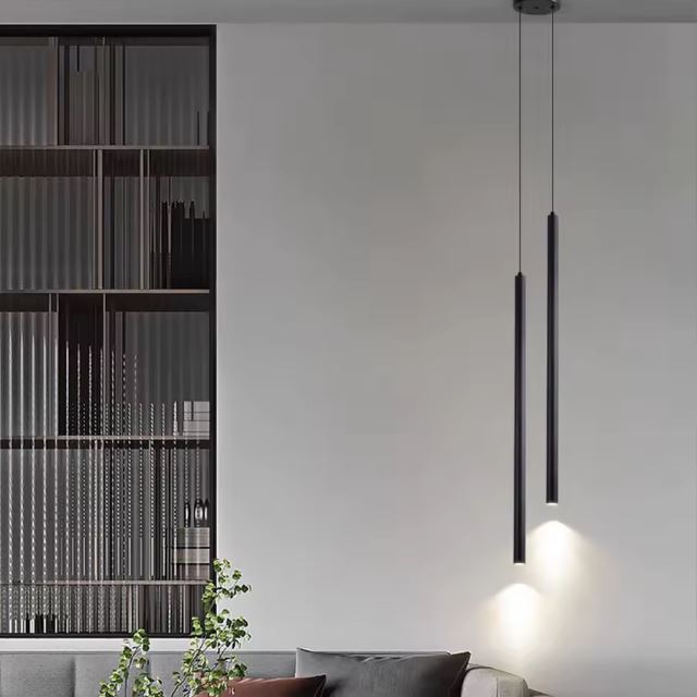 Suspension tube noir minimaliste et élégante, apportant une touche design et lumineuse dans un salon contemporain.