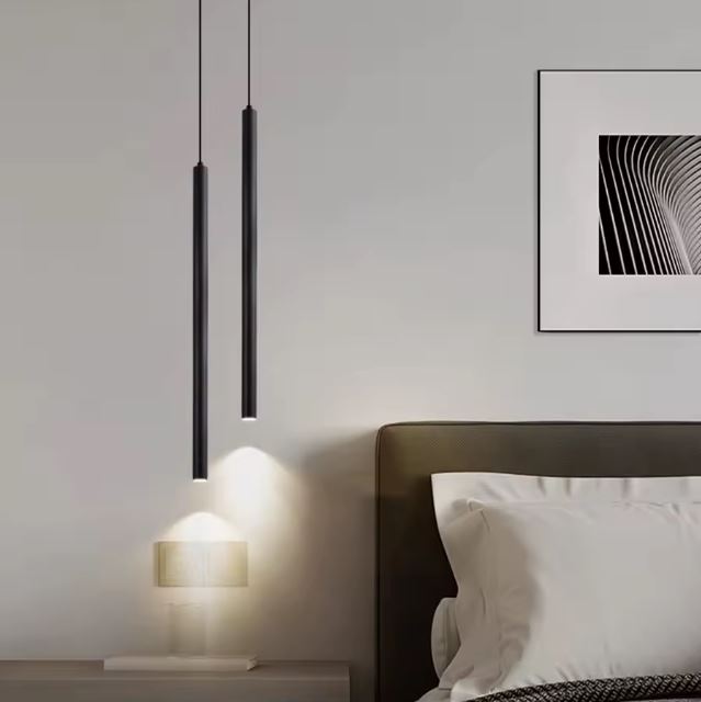 Suspension tube noir raffinée, idéale pour un éclairage d'appoint dans une chambre contemporaine et épurée.