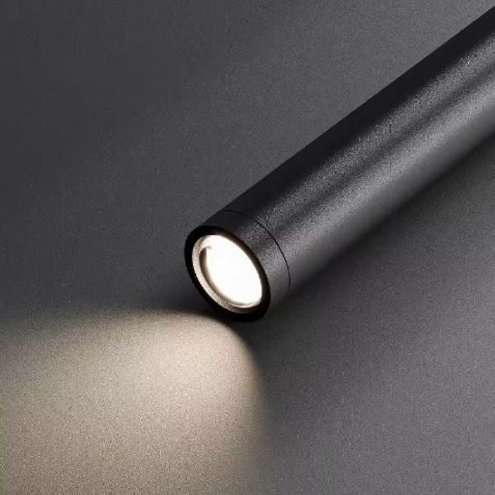 Suspension tube noir au style minimaliste et contemporain avec éclairage LED directionnel.