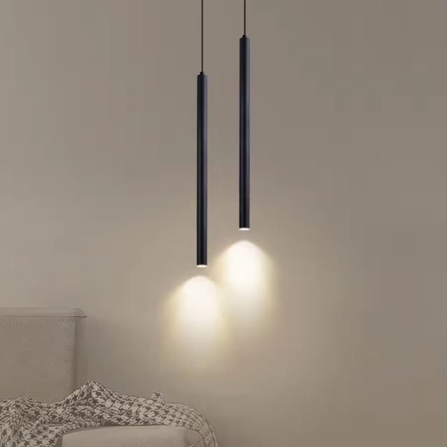 Suspension tube noir moderne et élégante, parfaite pour un éclairage minimaliste dans un salon ou une chambre.