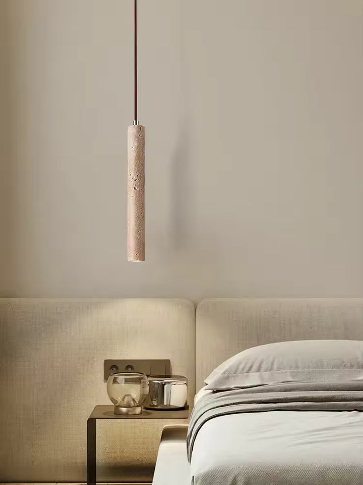 Luminaire suspendu en travertin près du lit dans une chambre contemporaine aux tons doux et minimalistes