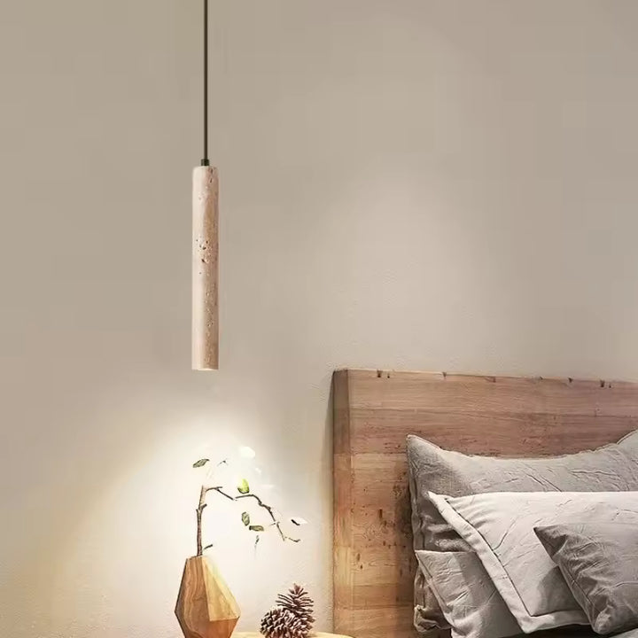 Suspension tube en travertin naturel dans une chambre minimaliste aux tons bois et beige