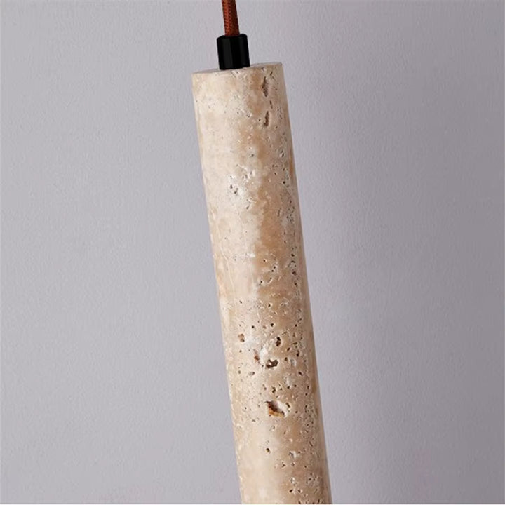 Vue rapprochée d’une suspension tube en travertin naturel au style artisanal, organique et épuré